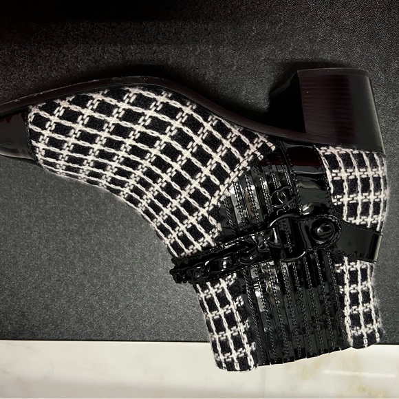 New auth Chanel ankle boots. Worn once! tweed!! Chanel chain. S/9, fits like 8.5 - Picture 4 of 8